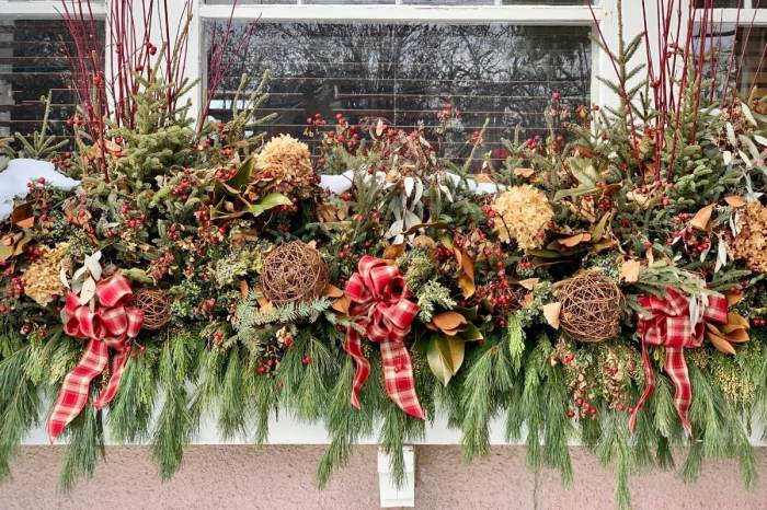 How to decorate window box for christmas